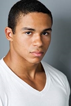 Noah Gray-Cabey/C�digo negro